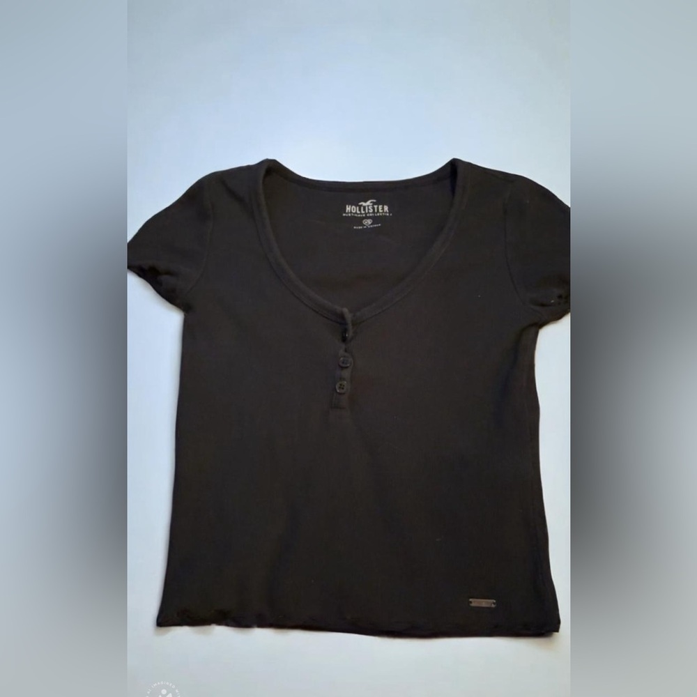 Black holister cropped tee